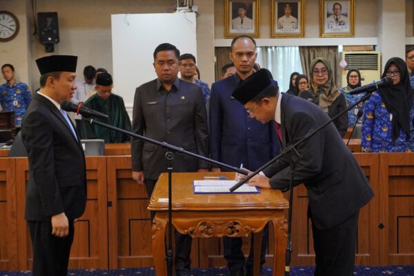 Sekdaprov Marindo Kurniawan Lantik 13 Pejabat Administrator, Gubernur Tekankan Integritas dan Profesionalisme