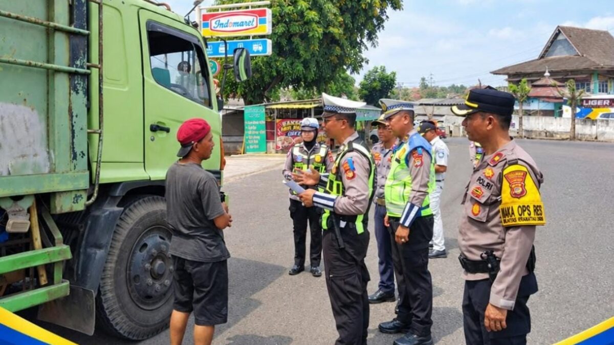 Operasi Patuh Krakatau 2026, Polres Lampung Utara Bagikan 100 Brosur Imbauan Keselamatan Berlalu Lintas Kepada Pengguna Jalan