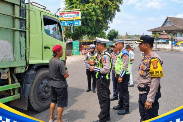 Operasi Patuh Krakatau 2026, Polres Lampung Utara Bagikan 100 Brosur Imbauan Keselamatan Berlalu Lintas Kepada Pengguna Jalan