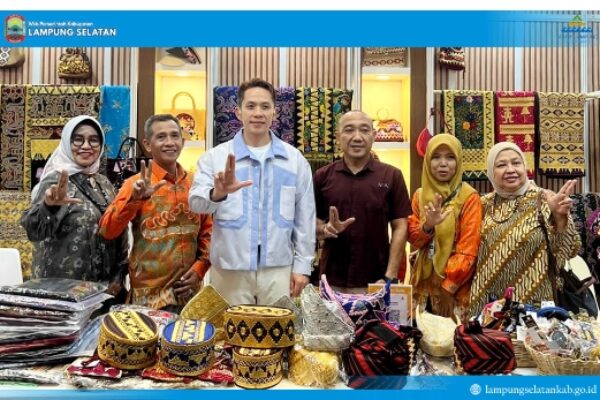 Bupati Egi Pesan Busana Kain Inuh di Inacraft 2026, Dorong Wastra Lampung Selatan Tembus Pasar Nasional